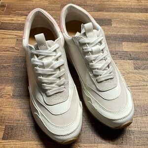 Universal thread women’s cream color platform sneakers. Size 8.5.